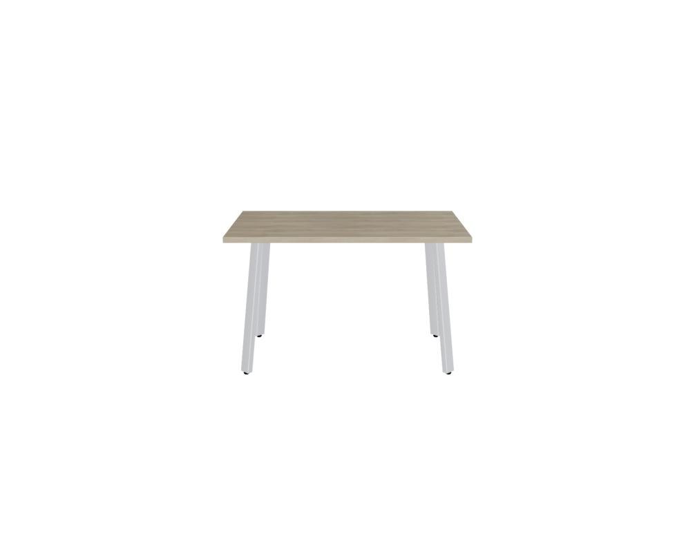 Schreibtisch Ogi A von Mdd mit Tischplatte in Honigeiche, schwarzem pulverbeschichtetem Metallgestell und schrägen Beinen als Designdetail.