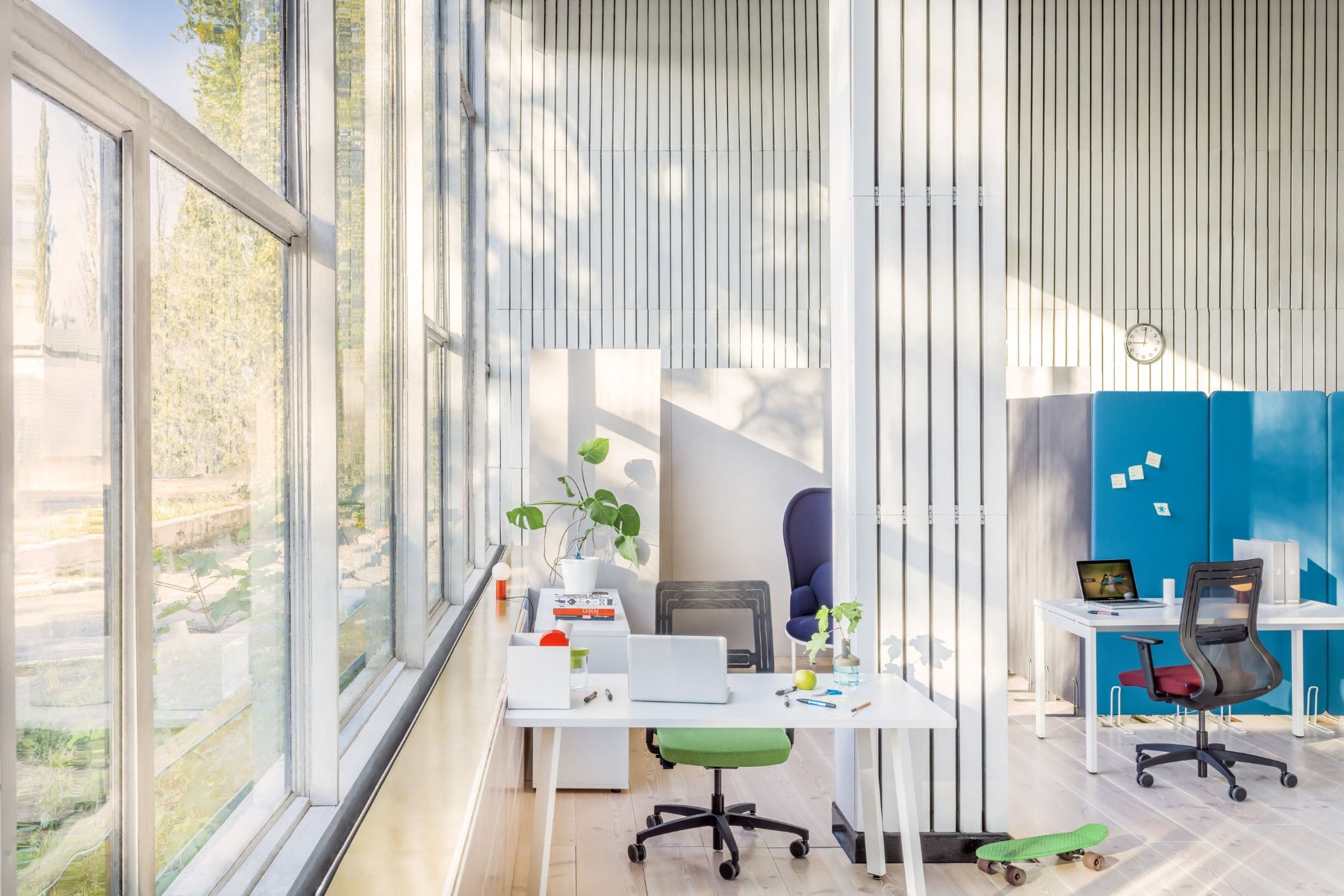 Moderner MDD Ogi A BAG10 Schreibtisch mit stilvollem Design, ideal für produktives Arbeiten im Home-Office, bietet praktische Kabelorganisation.