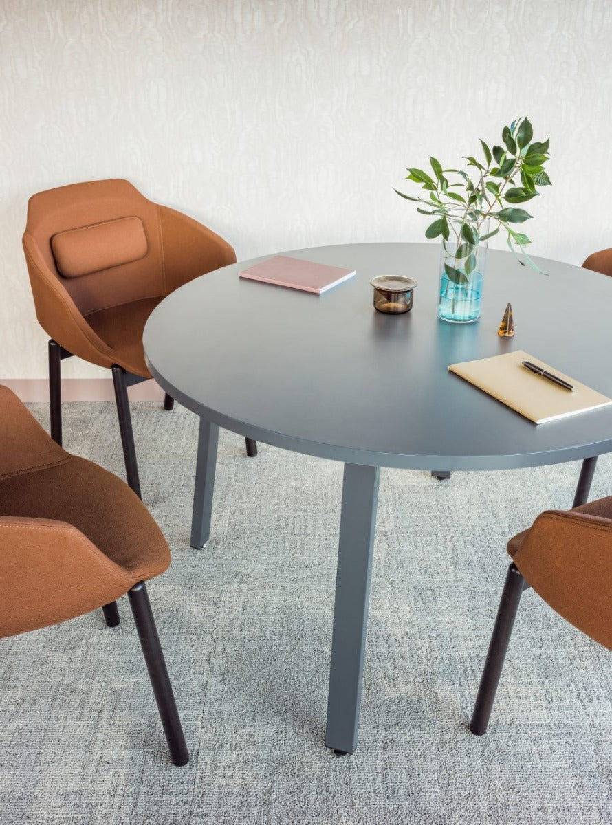 Eleganter Kaffeetisch Ogi A PLF63 von Mdd, rundes Design in heller Holzfarbe, ideal für stilvolle Wohnräume und gesellige Runden.