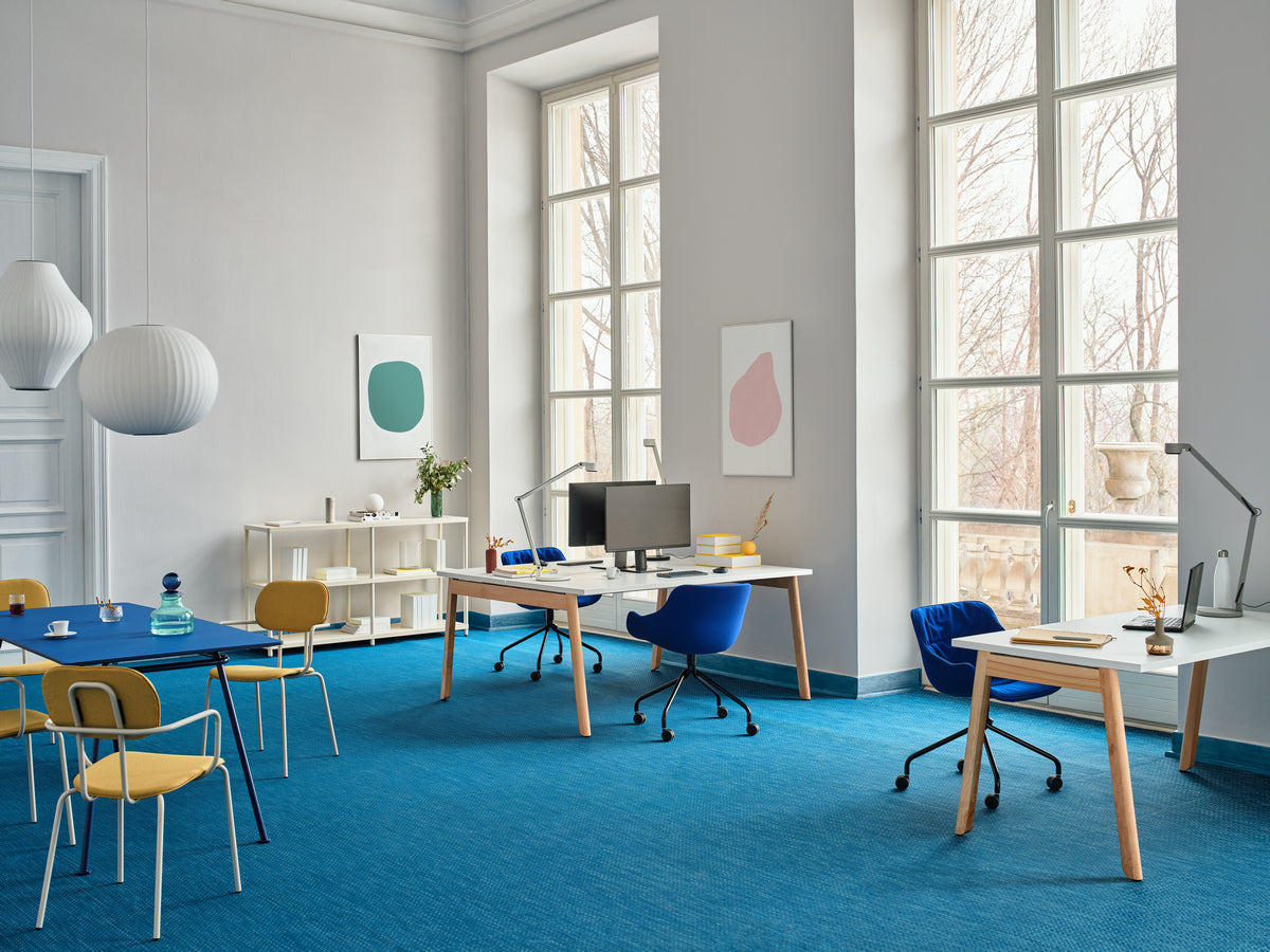 Moderner Doppelschreibtisch Ogi B Bench BOB320 von MDD, ausgestattet mit eleganter Holzoberfläche und stilvollen weißen Beinen, ideal für kreative Büros.