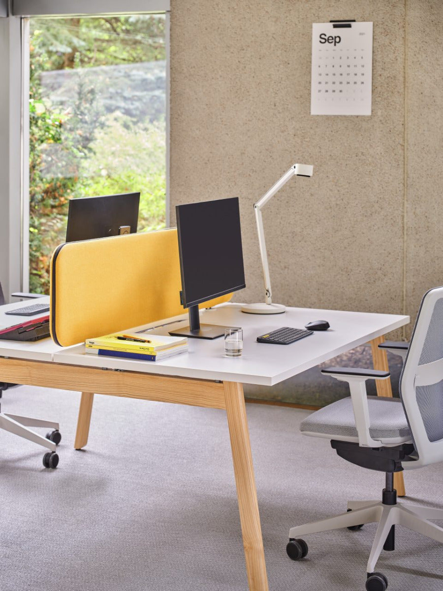 Moderner Doppelschreibtisch Ogi B Bench BOB320 von MDD, vereint stilvolles Holz mit klaren Linien und bietet eine einladende Arbeitsumgebung.