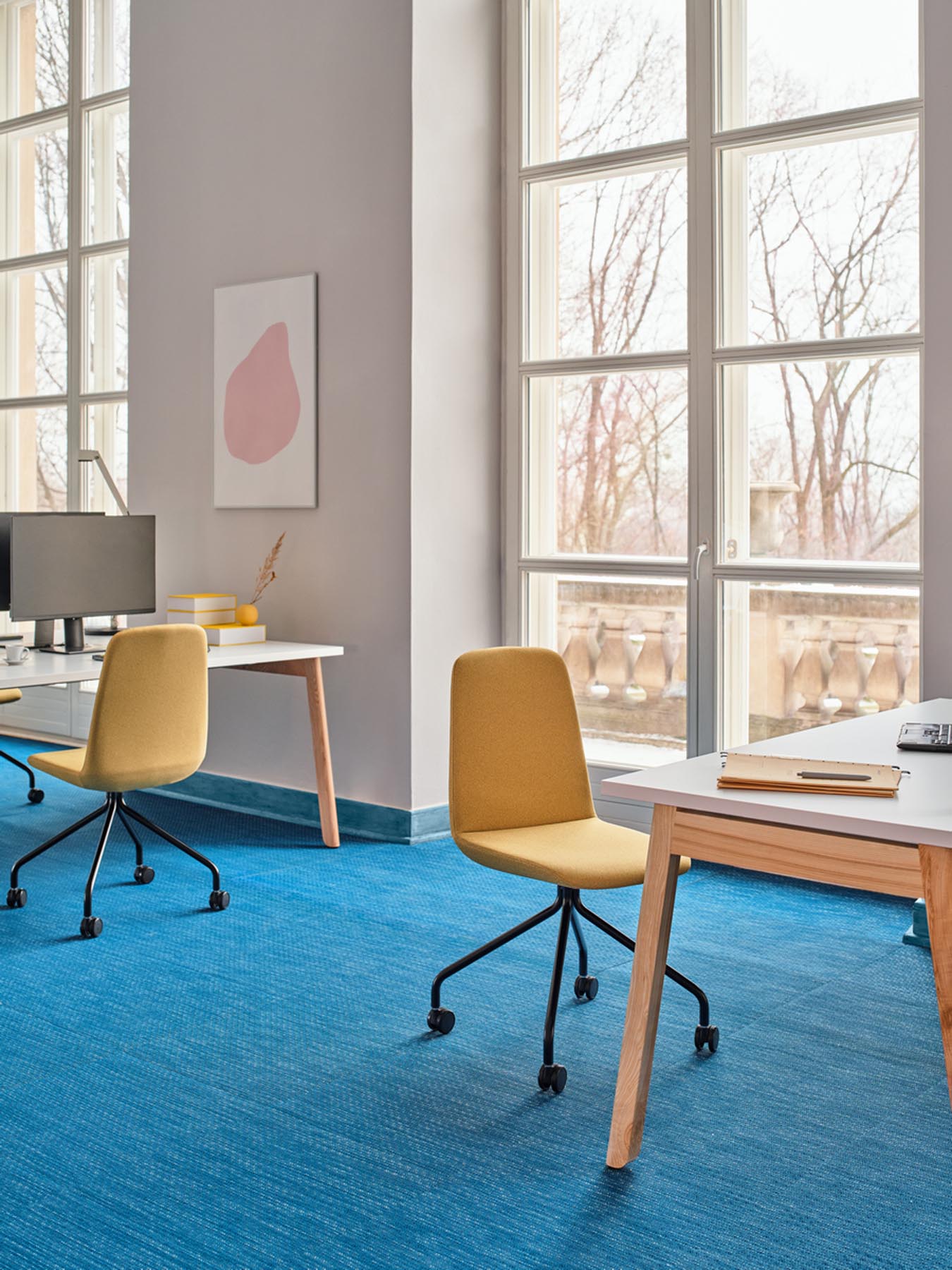 Moderner Schreibtisch Ogi B BOB050E2 von Mdd, kombiniert eine elegante weiße Oberfläche mit einem stilvollen Holzgestell für jedes Büro.