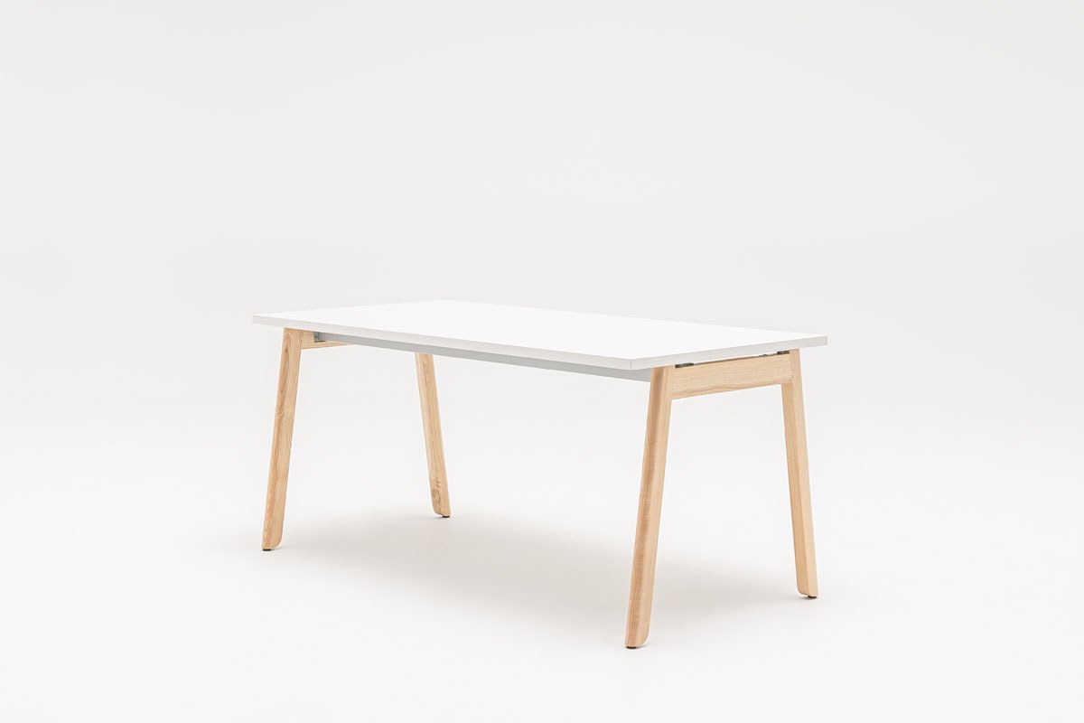 Schreibtisch Ogi B von Mdd mit weisser Melaminplatte in Pastellton und Gestell aus natürlichem Buchenholz, schlichtes skandinavisches Design.