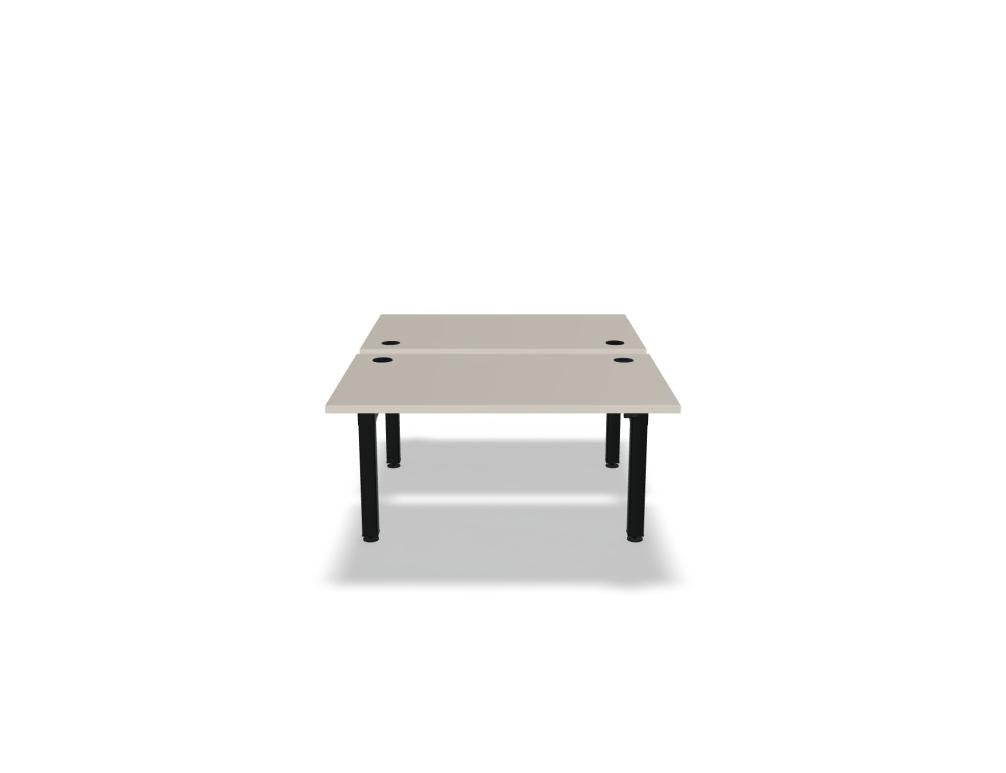 Doppelschreibtisch Ogi Drive Bench in Honigeiche mit schwarzem Metallgestell, zwei Teleskopsäulen und Bedienfeldern für Höhenverstellung.