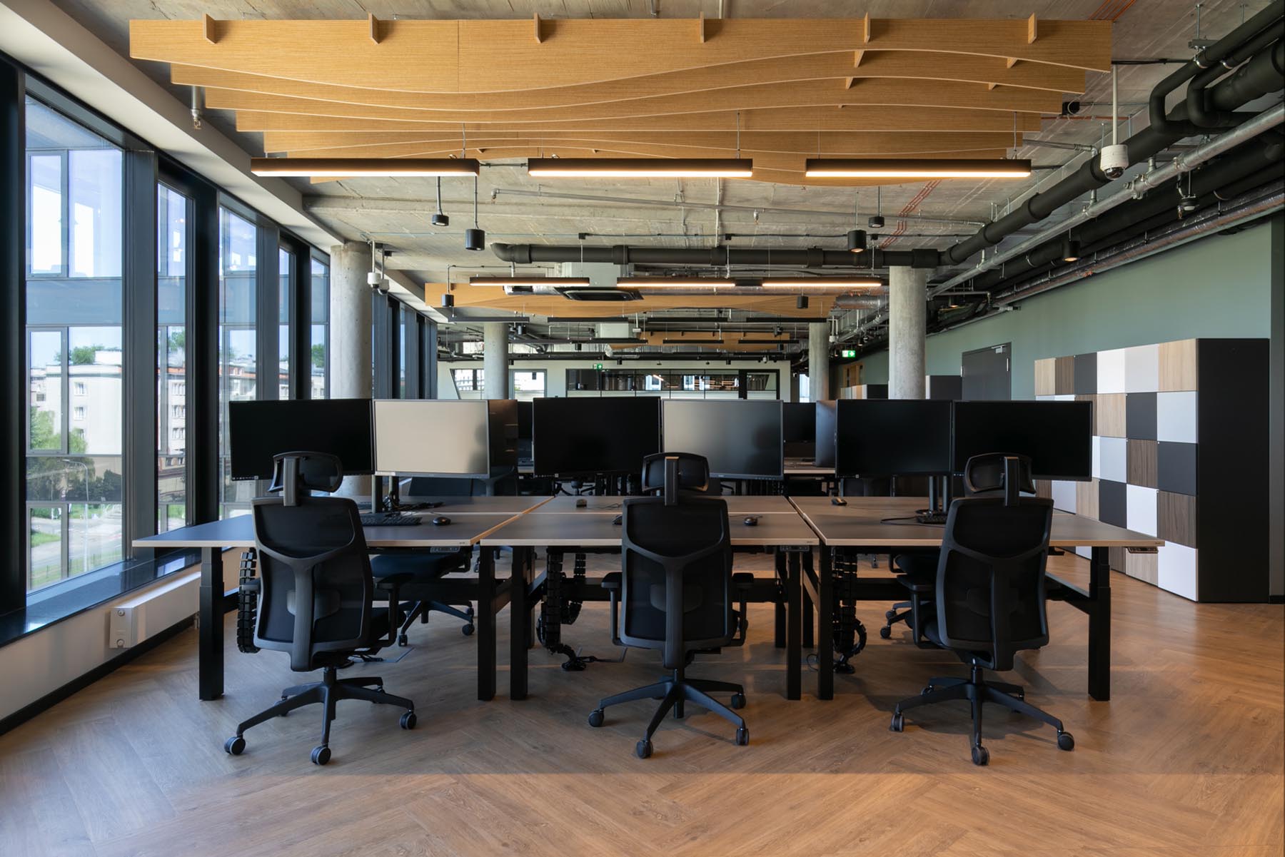 Moderne Ogi Drive Bench mit eleganter Kabelschiene, ideal für ergonomisches Arbeiten im Büro, elektrisch höhenverstellbar.