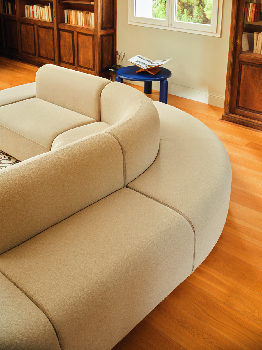 Elegantes, doppelseitiges Sofa Artiko AT25 von Mdd, das durch sein modernes Design und die vielseitige Nutzung besticht.