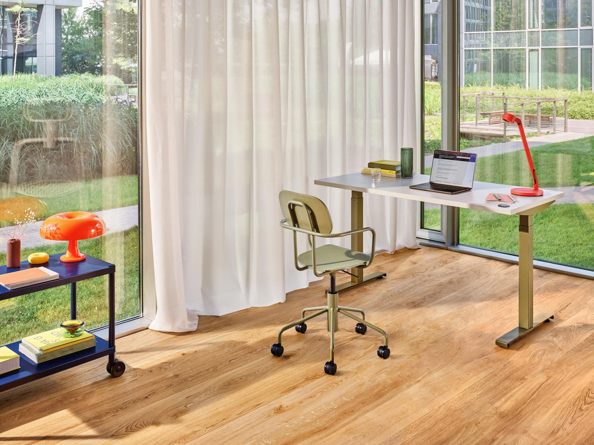 Eleganter, elektrisch höhenverstellbarer Schreibtisch Ogi Drive BOD52 von MDD, ideal für flexibles und gesundes Arbeiten im Büro.