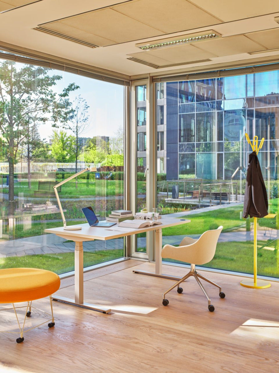 Eleganter, elektrisch höhenverstellbarer Schreibtisch Ogi Drive BOD587 von Mdd mit robustem Gestell, perfekt für modernes Arbeiten und individuelle Anpassung.