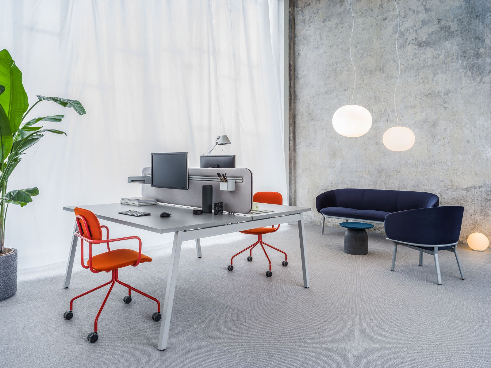 Moderner Doppelschreibtisch Ogi M Bench BOM35E2 von Mdd, ideal für effizientes Arbeiten in Büros, mit elegantem Design und robustem Rahmen.