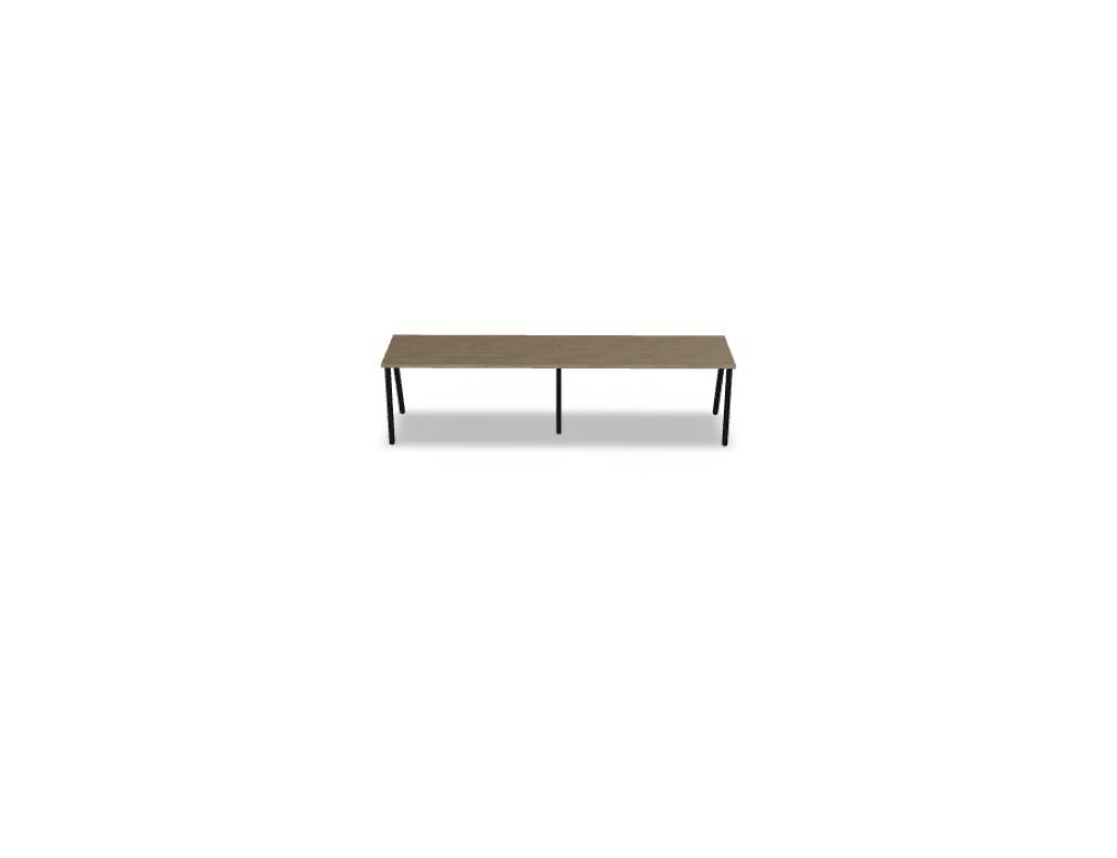 Schreibtisch Ogi M von Mdd mit Tischplatte in Honigeiche und schwarzem Metallgestell im 40x40 mm Profil, schräge Beine.