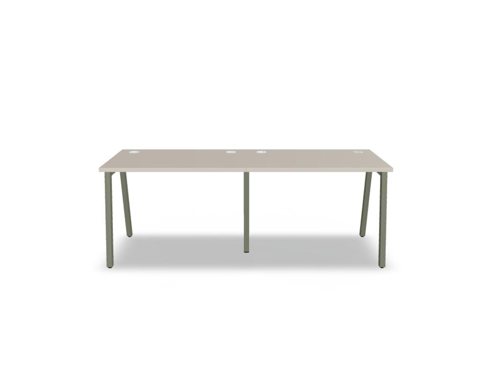 Schreibtisch Ogi M von Mdd mit Tischplatte in Honigeiche und schwarzem Metallgestell im 40x40 mm Profil, schräge Beine.