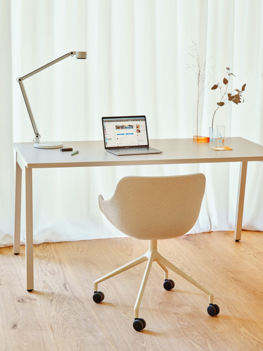 Moderner Ogi M BOM22E2 Schreibtisch mit eleganter Holzoberfläche, klaren Linien und großzügiger Arbeitsfläche – perfekt für stilvolle Büros.