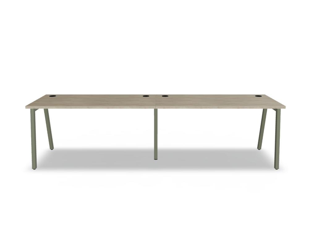 Schreibtisch Ogi M von Mdd mit Tischplatte in Honigeiche und schwarzem Metallgestell im 40x40 mm Profil, schräge Beine.
