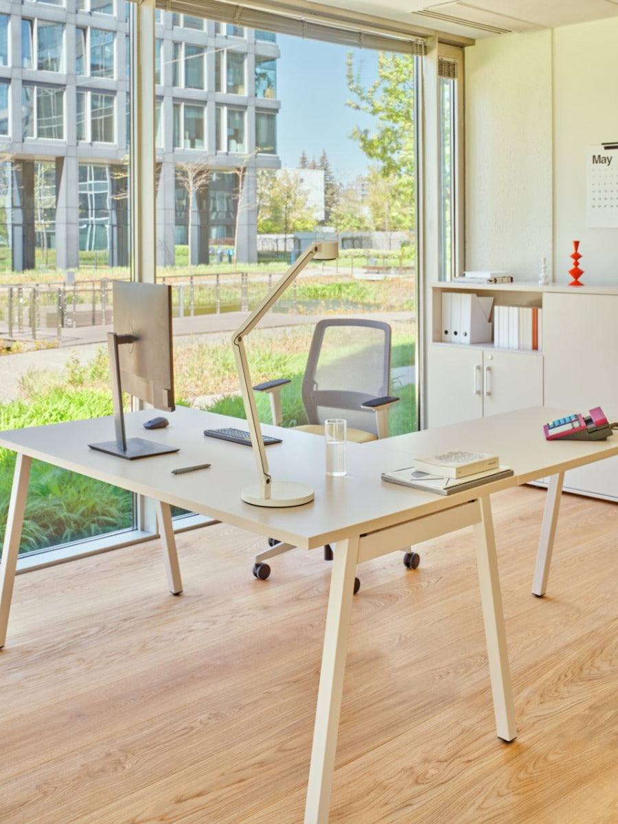 Eleganter Ogi M BOM02E3 Schreibtisch mit hochwertiger Holzoberfläche und robusten Metallbeinen, perfekt für ein modernes Arbeitsumfeld.