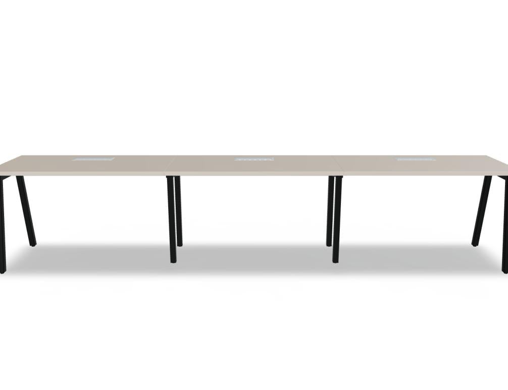 Schreibtisch Ogi M von Mdd mit Tischplatte in Honigeiche und schwarzem Metallgestell im 40x40 mm Profil, schräge Beine.