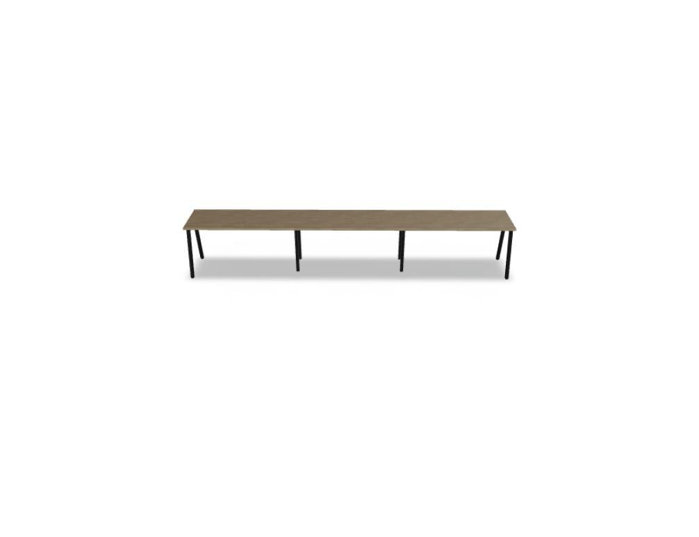 Schreibtisch Ogi M von Mdd mit Tischplatte in Honigeiche und schwarzem Metallgestell im 40x40 mm Profil, schräge Beine.