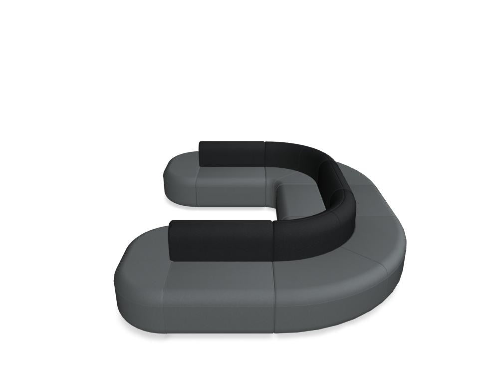 Doppelseitiges Sofa Artiko in Hellgrau mit gepolsterter Sitzfläche und Rückenlehne, Gestell aus Metall und MDF-Platte.