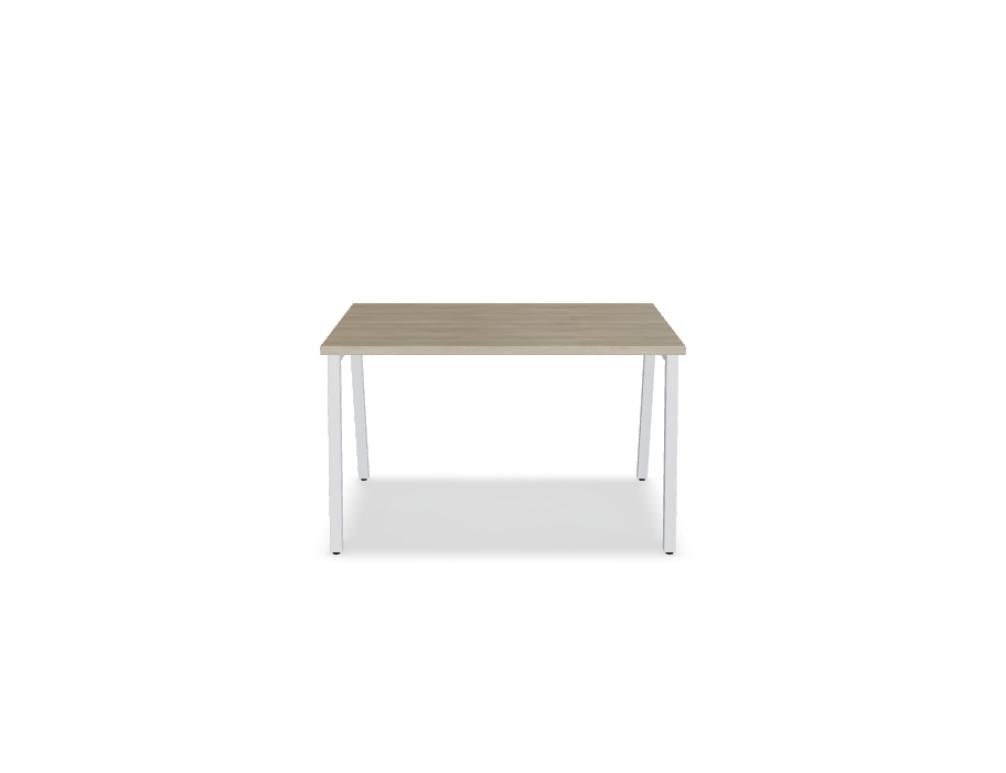 Schreibtisch Ogi M von Mdd mit Tischplatte in Honigeiche und schwarzem Metallgestell im 40x40 mm Profil, schräge Beine.