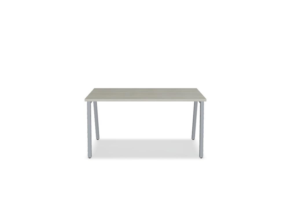 Schreibtisch Ogi M von Mdd mit Tischplatte in Honigeiche und schwarzem Metallgestell im 40x40 mm Profil, schräge Beine.