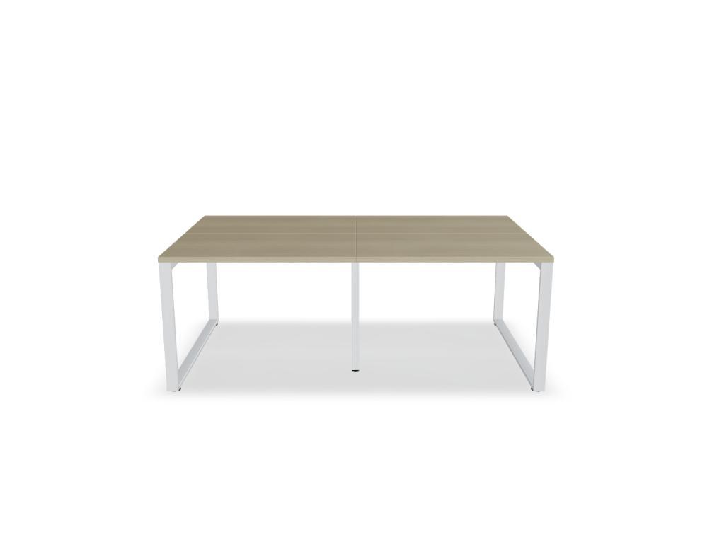 Doppelschreibtisch Ogi Q Bench mit Tischplatte in Honigeiche und schwarzem, pulverbeschichtetem Metallgestell, Ansicht von vorne.