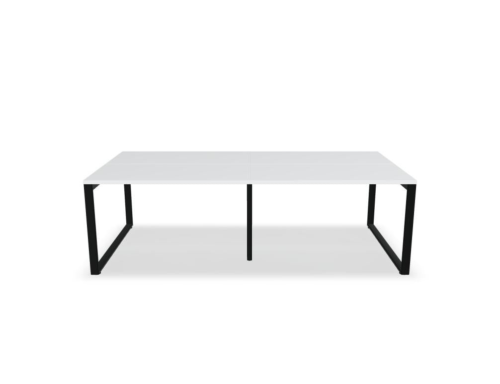 Doppelschreibtisch Ogi Q Bench mit Tischplatte in Honigeiche und schwarzem, pulverbeschichtetem Metallgestell, Ansicht von vorne.