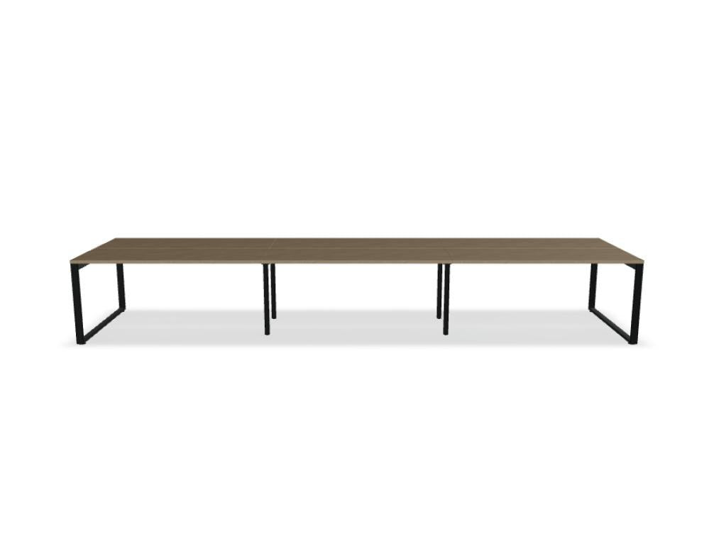 Doppelschreibtisch Ogi Q Bench mit Tischplatte in Honigeiche und schwarzem, pulverbeschichtetem Metallgestell, Ansicht von vorne.
