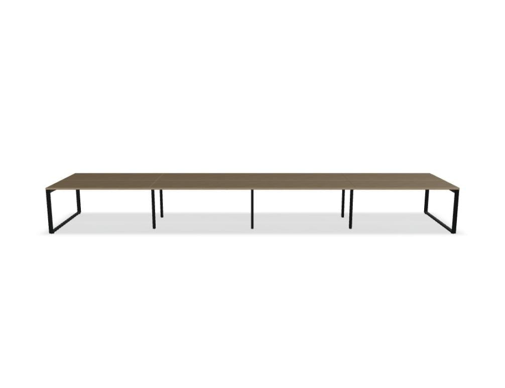 Doppelschreibtisch Ogi Q Bench mit Tischplatte in Honigeiche und schwarzem, pulverbeschichtetem Metallgestell, Ansicht von vorne.