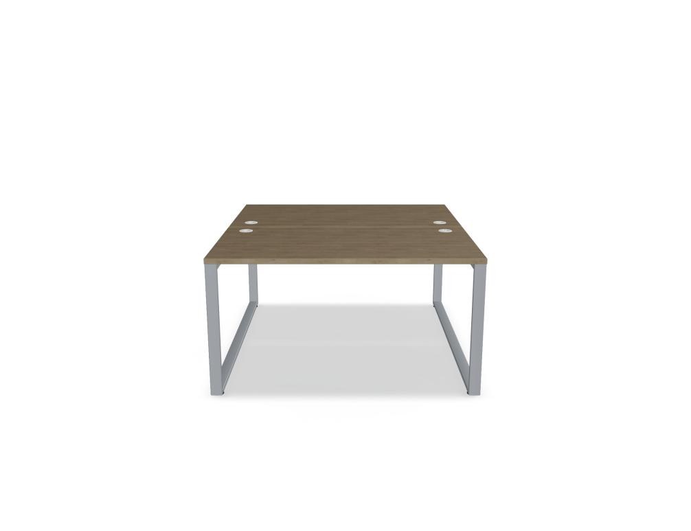 Doppelschreibtisch Ogi Q Bench mit Tischplatte in Honigeiche und schwarzem, pulverbeschichtetem Metallgestell, Ansicht von vorne.