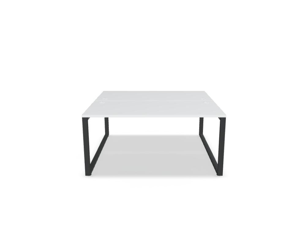 Doppelschreibtisch Ogi Q Bench mit Tischplatte in Honigeiche und schwarzem, pulverbeschichtetem Metallgestell, Ansicht von vorne.