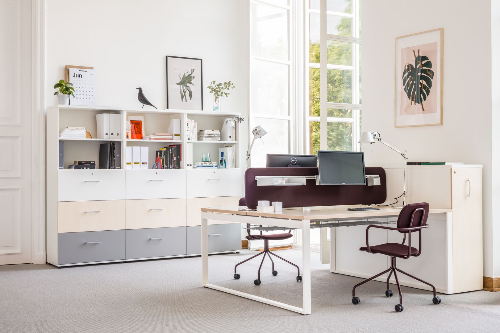 Moderner Doppelschreibtisch Ogi Q Bench BOQ40 von Mdd, mit eleganter Oberfläche und stabiler Konstruktion, perfekt für kreative Arbeitsumgebungen.