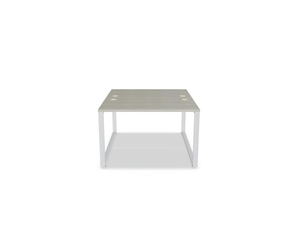 Doppelschreibtisch Ogi Q Bench mit Tischplatte in Honigeiche und schwarzem, pulverbeschichtetem Metallgestell, Ansicht von vorne.