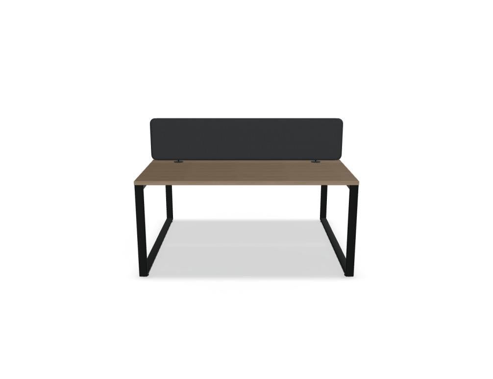 Doppelschreibtisch Ogi Q Bench mit Tischplatte in Honigeiche und schwarzem, pulverbeschichtetem Metallgestell, Ansicht von vorne.