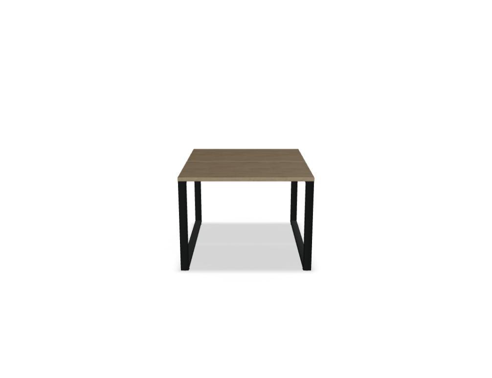 Doppelschreibtisch Ogi Q Bench mit Tischplatte in Honigeiche und schwarzem, pulverbeschichtetem Metallgestell, Ansicht von vorne.