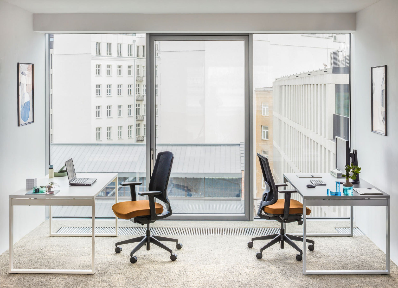 Moderner Ogi Q BOQ03E3 Schreibtisch mit ansprechendem Holzfinish und stabiler Stahlkonstruktion, ideal für ein stilvolles Arbeitsumfeld.
