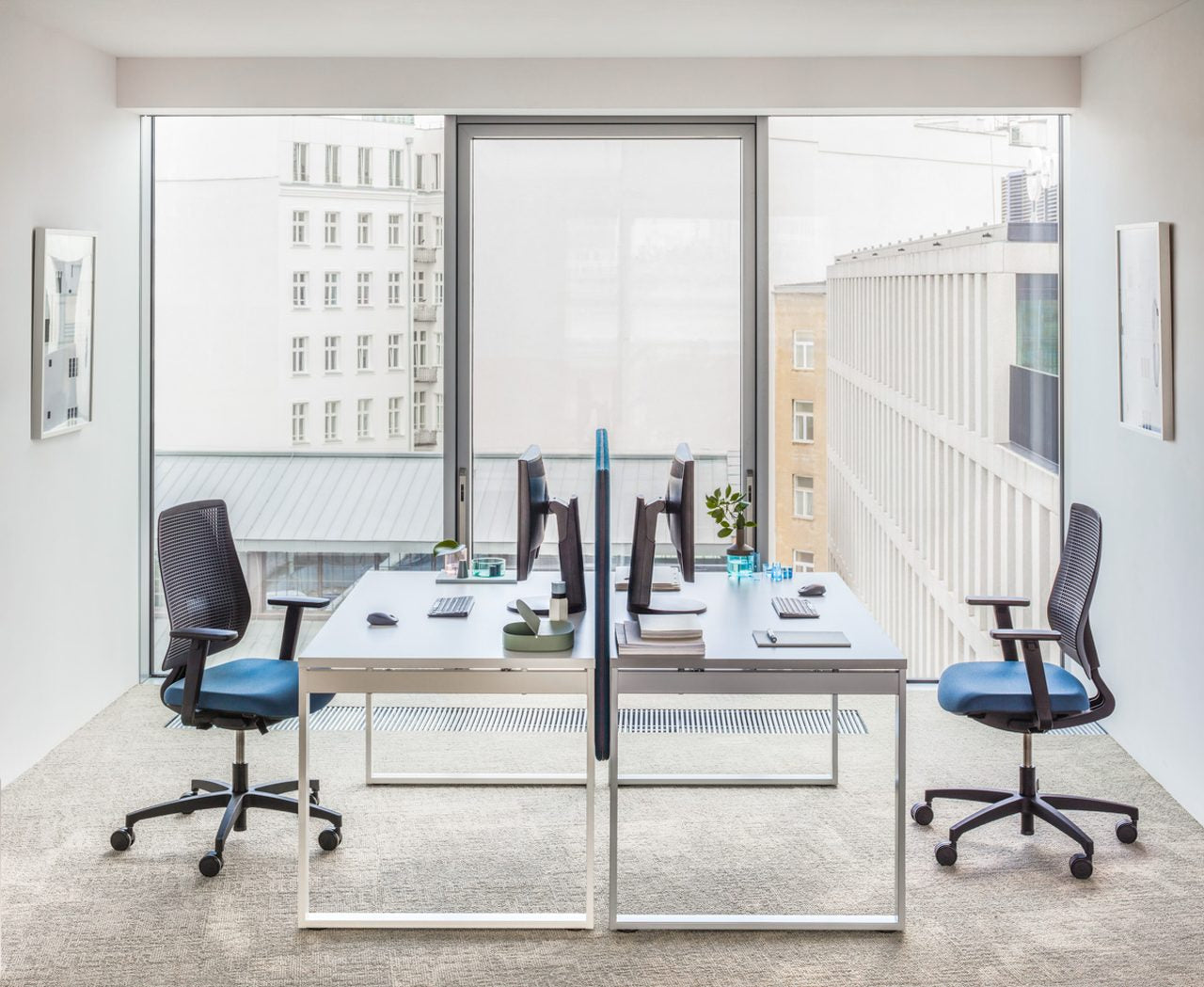 Eleganter Ogi Q BOQ04E3 Schreibtisch, der Funktionalität und modernes Design vereint, ideal für ein inspirierendes Arbeitsumfeld.