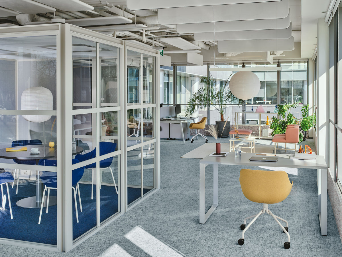 Eleganter Ogi Q BOQ04E3 Schreibtisch, ideal für stilvolle Büros, vereint Funktionalität und modernes Design für effizientes Arbeiten.