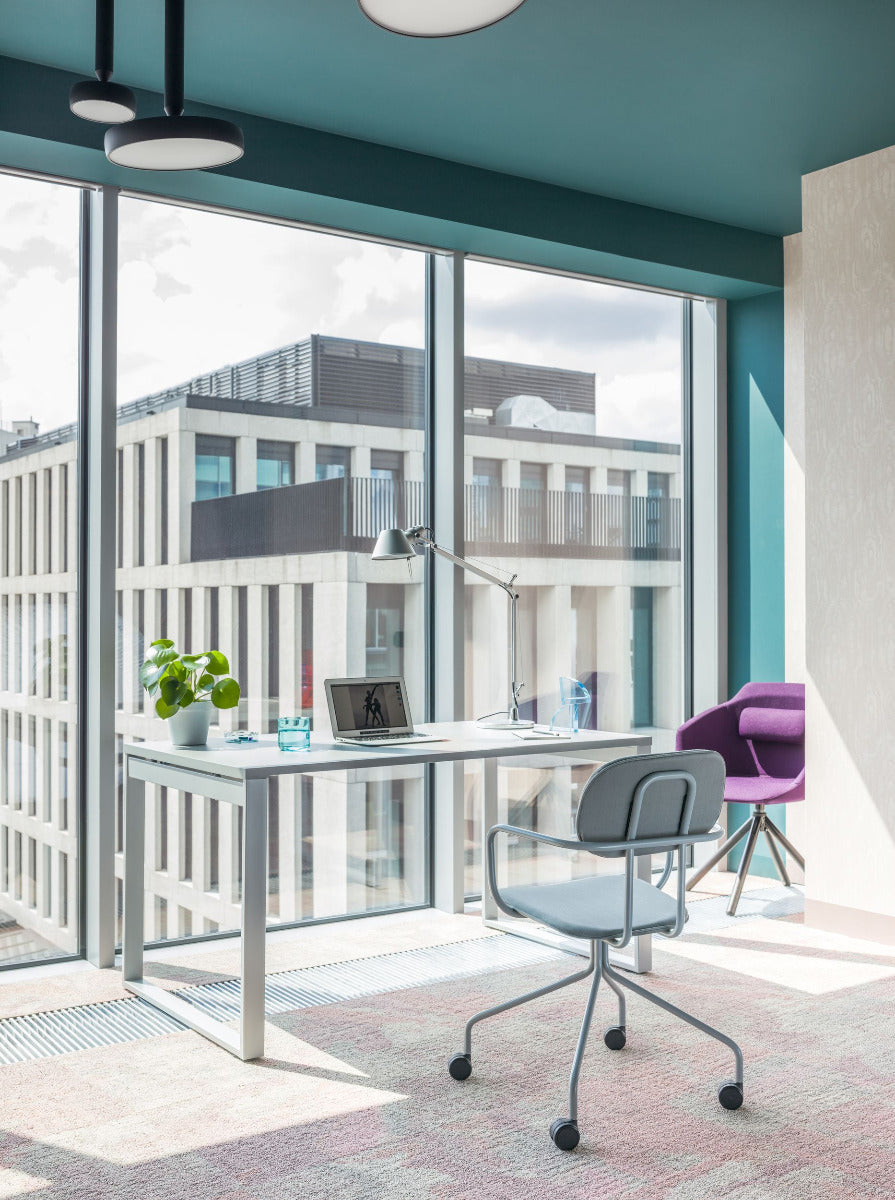 Moderner Ogi Q BOQ05E3 Schreibtisch von Mdd, ideal für stilvolle Büros, mit eleganten Linien und funktionalen Ablageflächen.