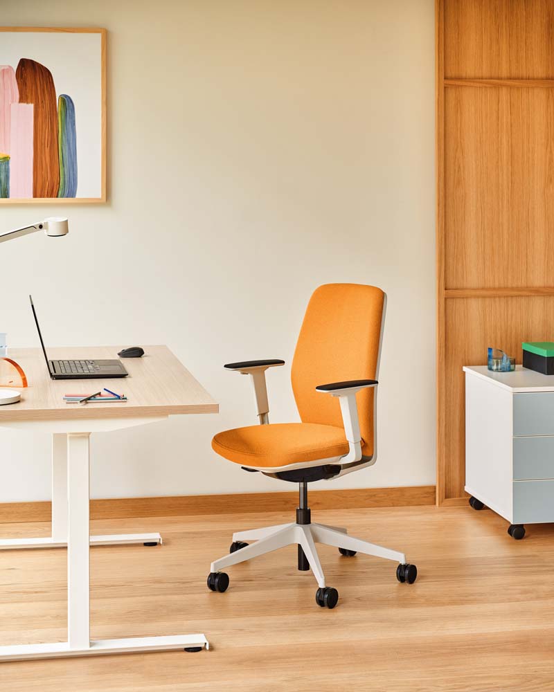 Eleganter Ogi T BOT607 Schreibtisch von MDD, aus hellem Holz, mit minimalistischer Ästhetik und großzügiger Arbeitsfläche für produktives Arbeiten.
