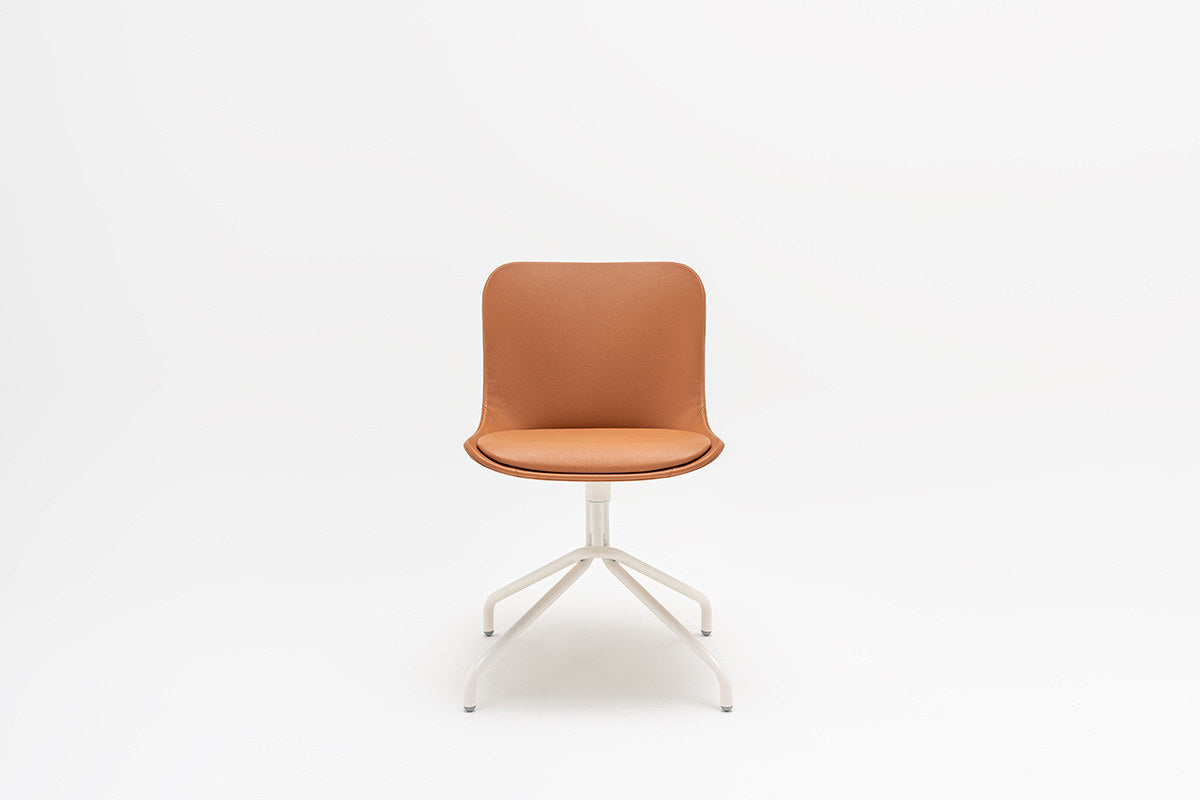 Drehstuhl Baltic 2 Classic von Mdd mit gepolstertem Schalensitz, Aluminium-Drehgestell und 4-Sternfuss, Ansicht von vorne.