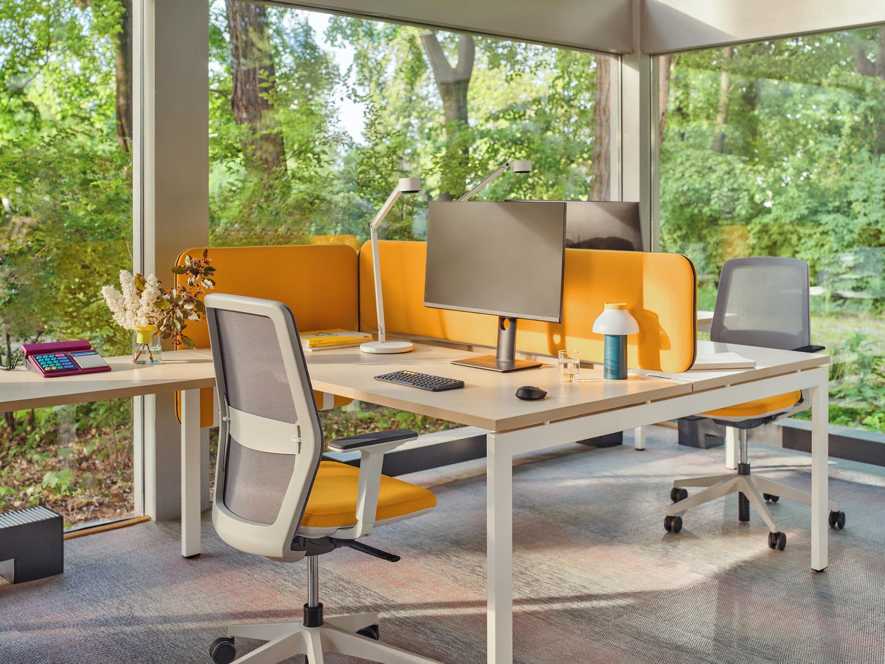 Moderner Doppelschreibtisch Ogi U Bench BOU32E2 von MDD, mit ansprechendem Holzfinish und geräumigen Flächen für effizientes Arbeiten.