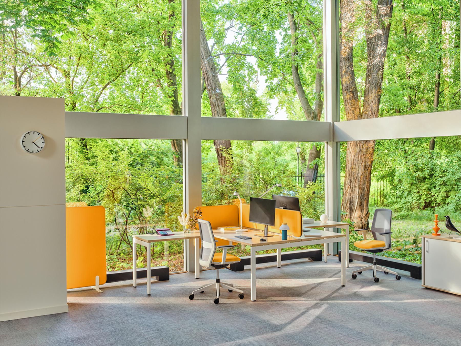 Ogi U Bench BOU32E3: Eleganter Doppelschreibtisch mit stilvollem Design, ideal für kreative Arbeitsumgebungen und effizientes Teamwork.