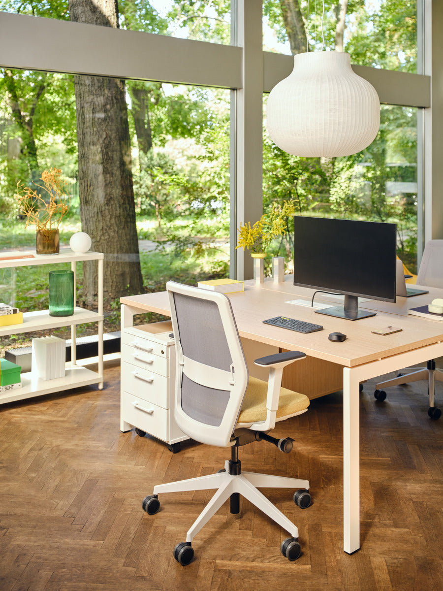 Ogi U Bench BOU32E3: Moderner Doppelschreibtisch mit klaren Linien, perfekt für effizientes Arbeiten und ansprechende Büroumgebungen.