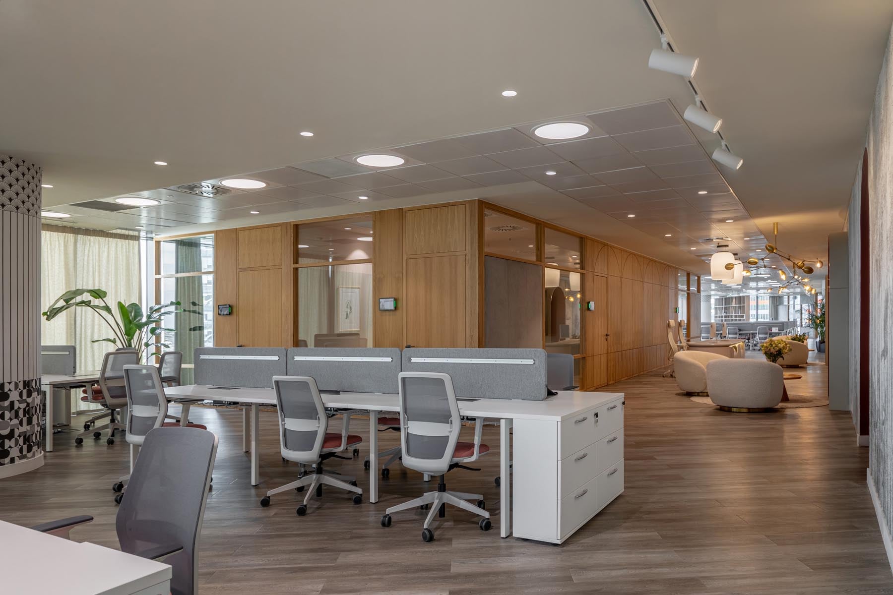 Ogi U Bench BOU32E3: Eleganter Doppelschreibtisch mit stilvollem Design, ideal für kreative Arbeitsplätze und Teamarbeit.