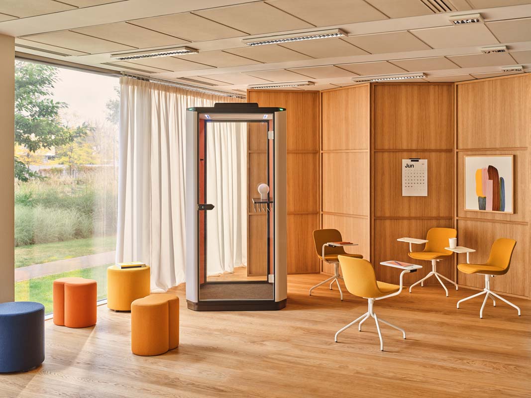 Moderner Drehstuhl Baltic 2 Classic BLK4P19K von MDD, ausgestattet mit einer eleganten schwarzen Drehbasis und einem ansprechenden, ergonomischen Sitz.