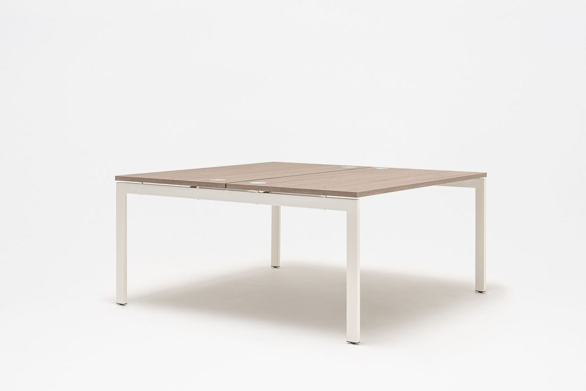 Doppelschreibtisch Ogi U Bench von Mdd mit Melaminplatte in Honigeiche und schwarzem Metallgestell, für zwei Arbeitsplätze.