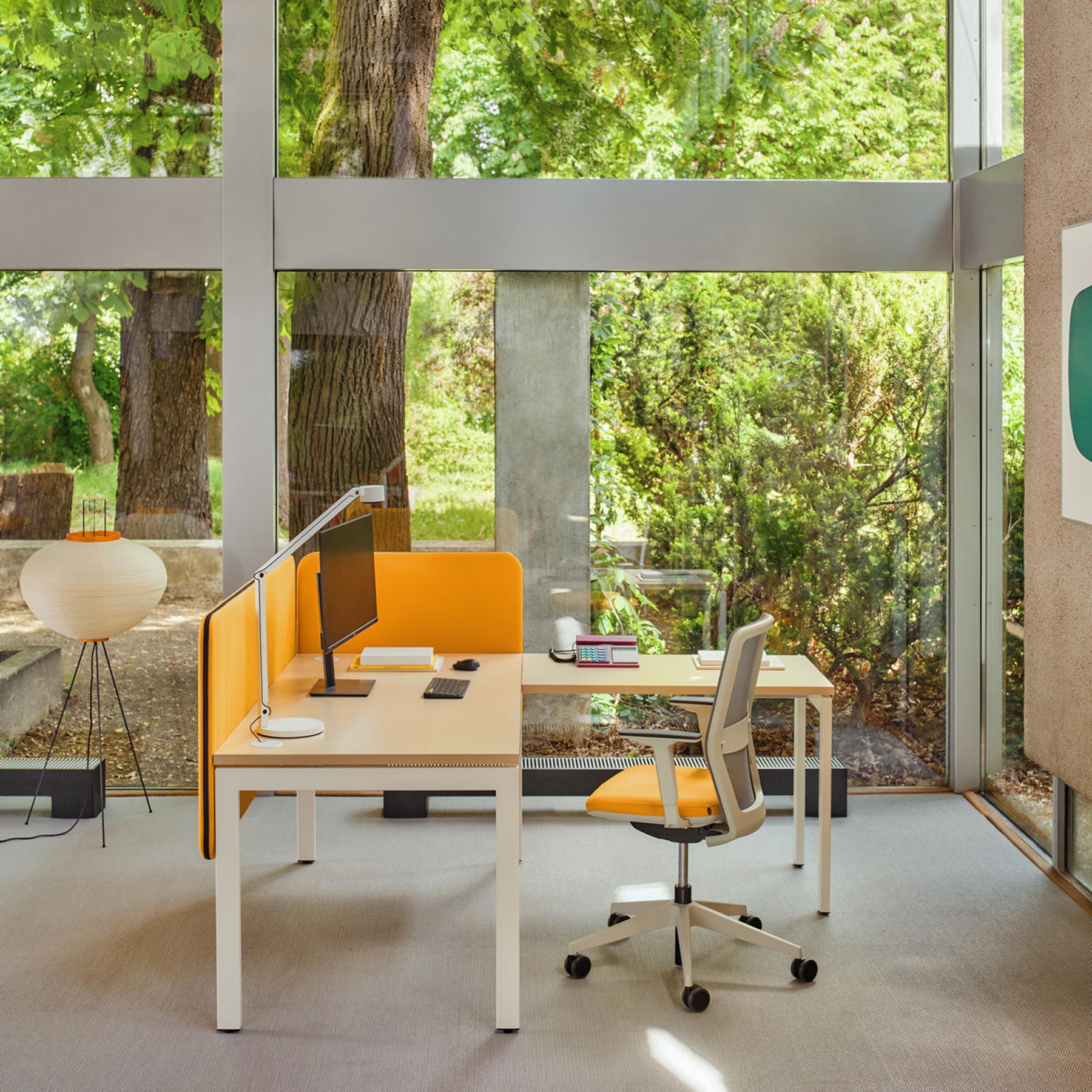 Moderner Ogi U BOU14E4 Schreibtisch von Mdd mit eleganter weißer Oberfläche und stilvollem U-Gestell, ideal für zeitgemäße Arbeitsumgebungen.