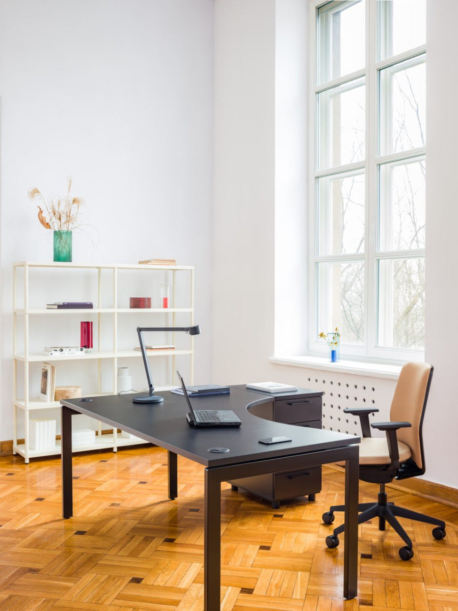 Moderner Ogi U BOU16 Schreibtisch von Mdd, ideal für stilvolle Arbeitsumgebungen, vereint Funktionalität mit ansprechendem U-Design.