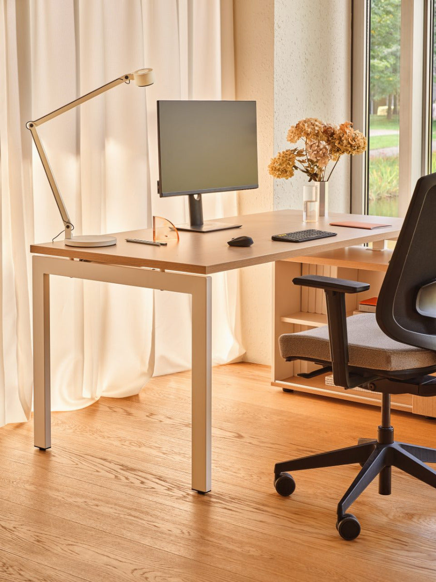 Moderner Ogi U BOUL21 Schreibtisch mit integriertem Stauraum, ideal für stilvolle Büros und kreative Homeoffice-Umgebungen.