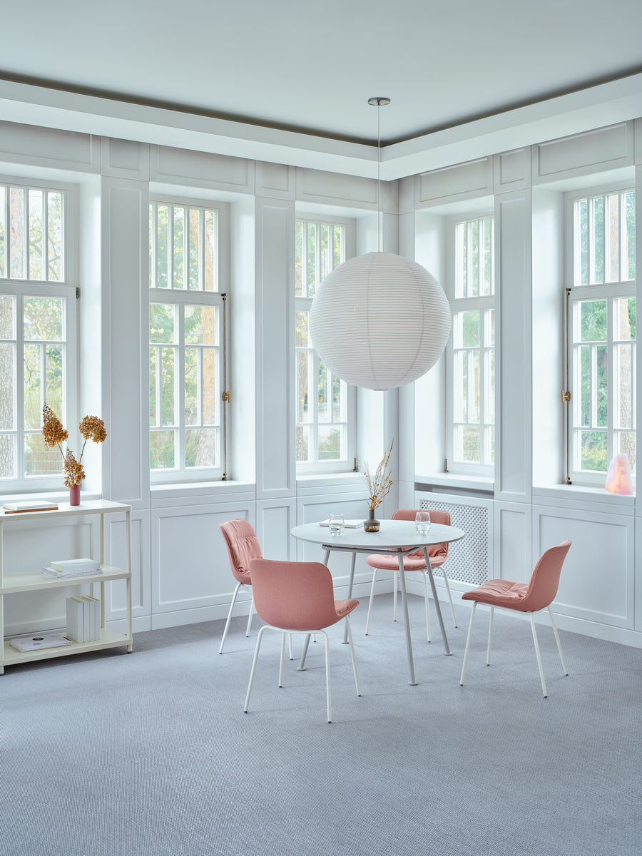 Eleganter Baltic 2 Soft Duo Stuhl in Schwarz mit cremefarbenem Polster, stabiler Metallkonstruktion und minimalistischen Armlehnen für zeitgemäße Wohnräume.