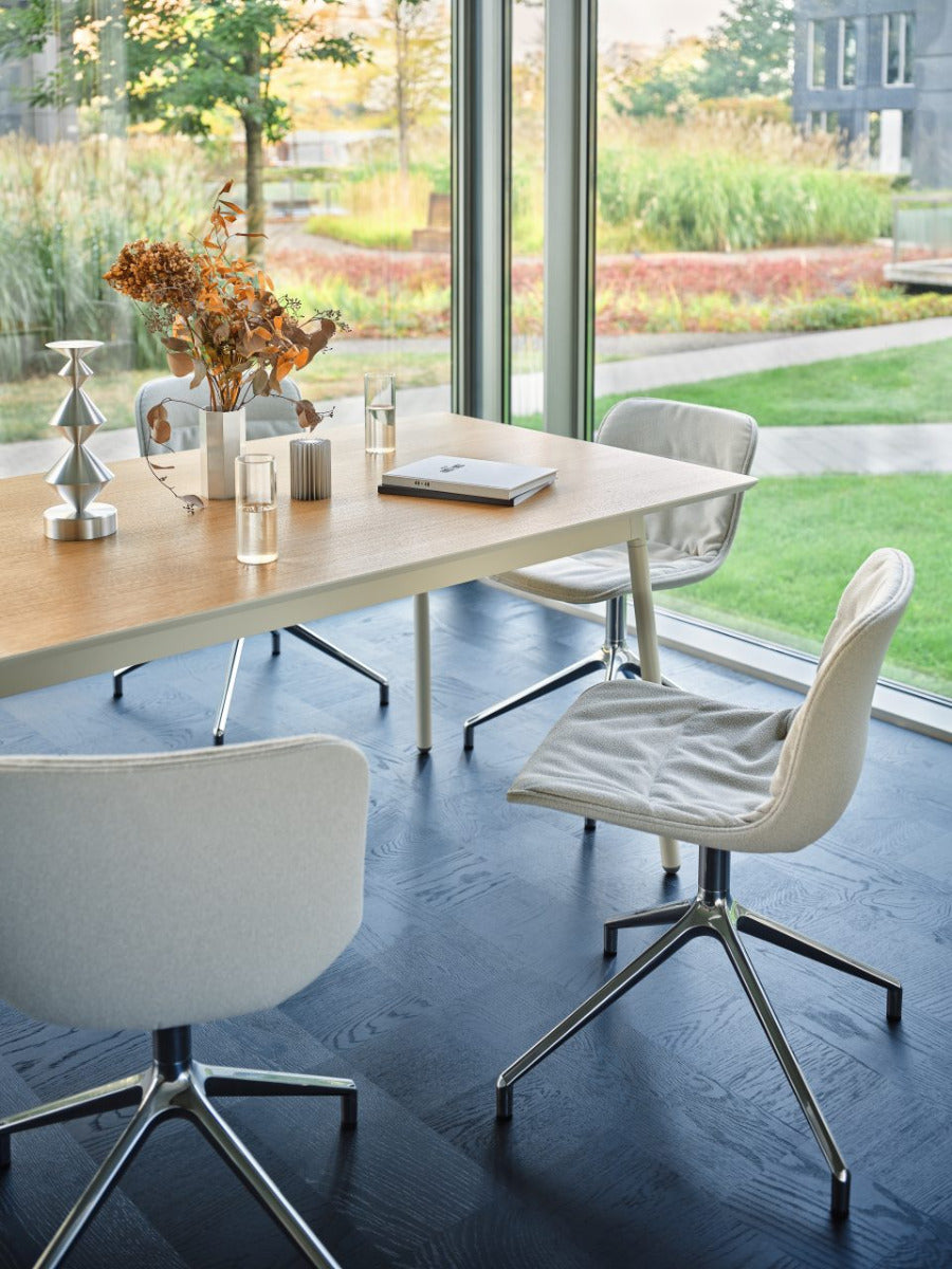 Eleganter Baltic 2 Soft Duo Drehstuhl in Schwarz mit stilvollem, poliertem Aluminiumgestell und praktischen Rollen für flexibles Sitzen.